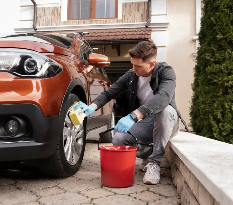 Lavage auto à domicile Val des Vignes : professionnel intervenant sur un véhicule